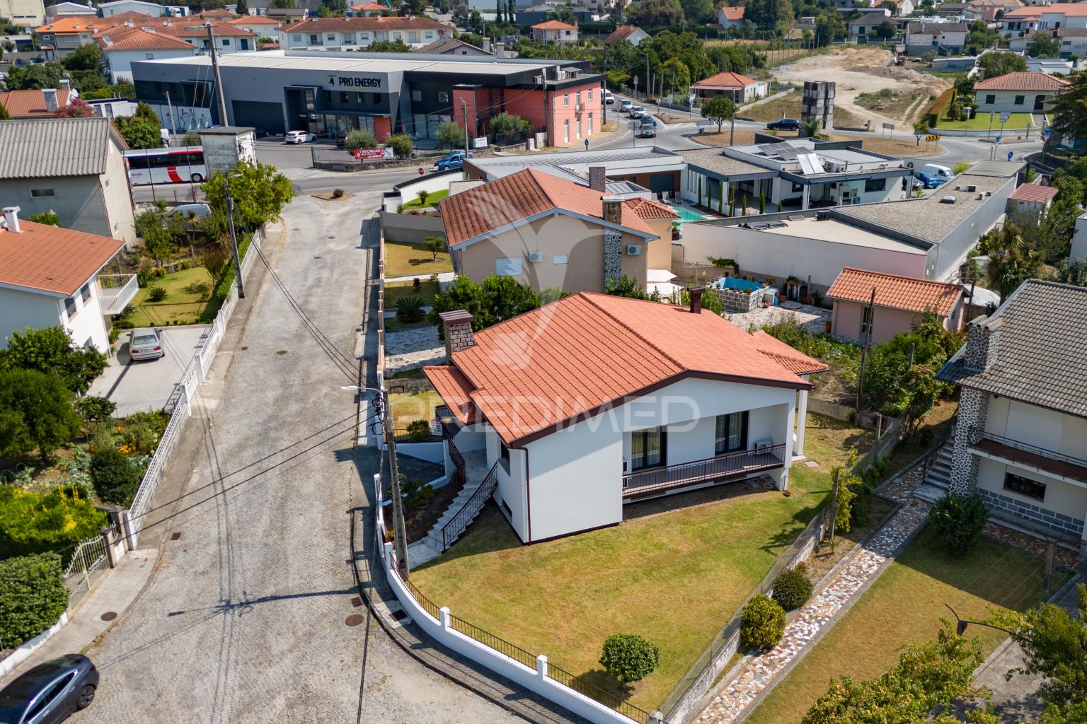 Moradia individual t3 - centro de amares (renovada)