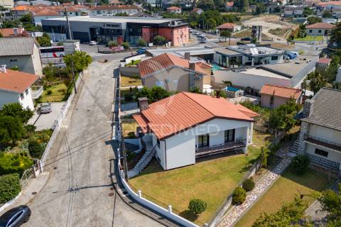 Moradia individual t3 - centro de amares (renovada)