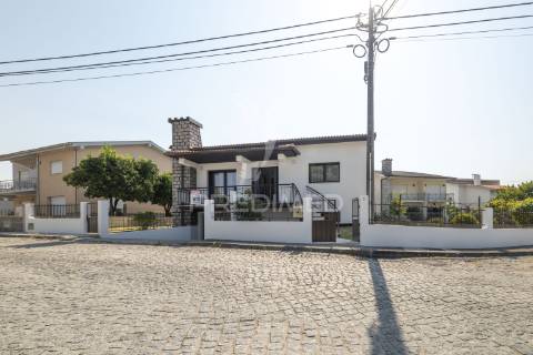 Moradia individual t3 - centro de amares (renovada)