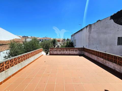 Moradia térrea t2 renovada no coração de castro verde