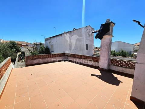 Moradia térrea t2 renovada no coração de castro verde