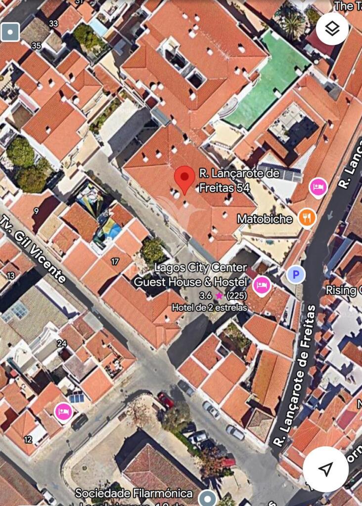 Garagem com capacidade para 55 viaturas, para venda em lagos