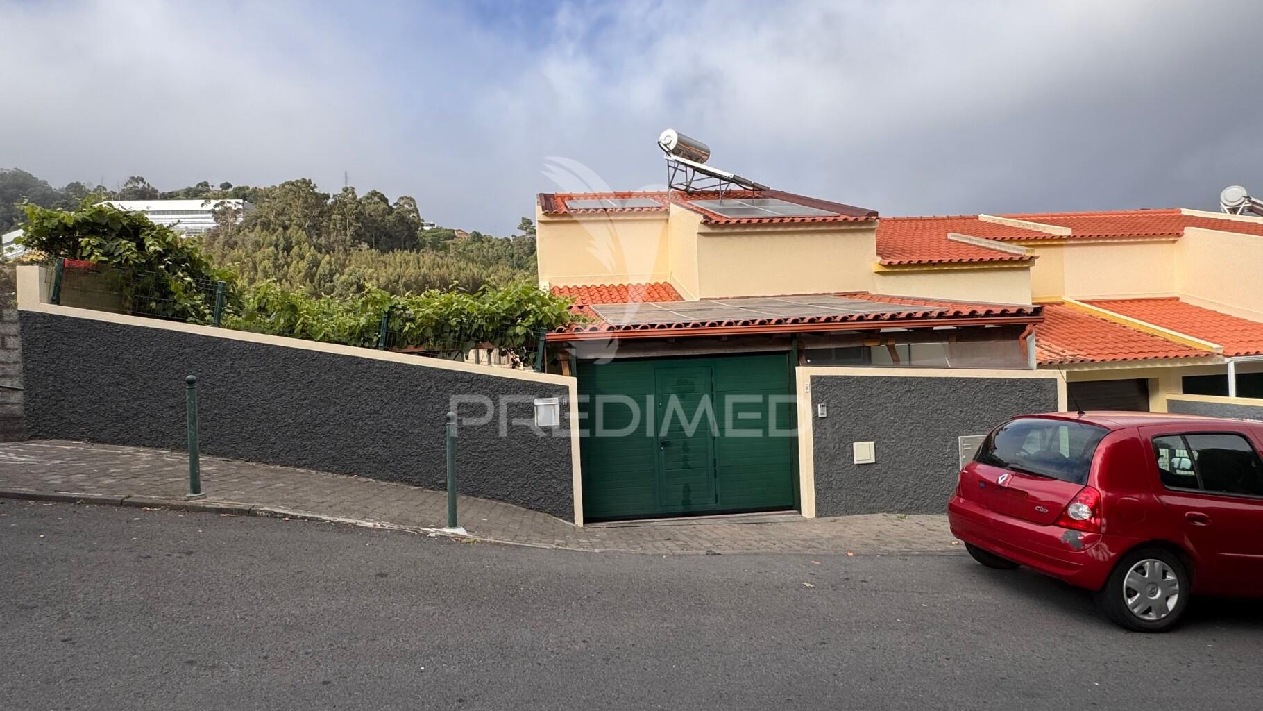 Moradia em banda t3, caniço - santa cruz - ilha da madeira