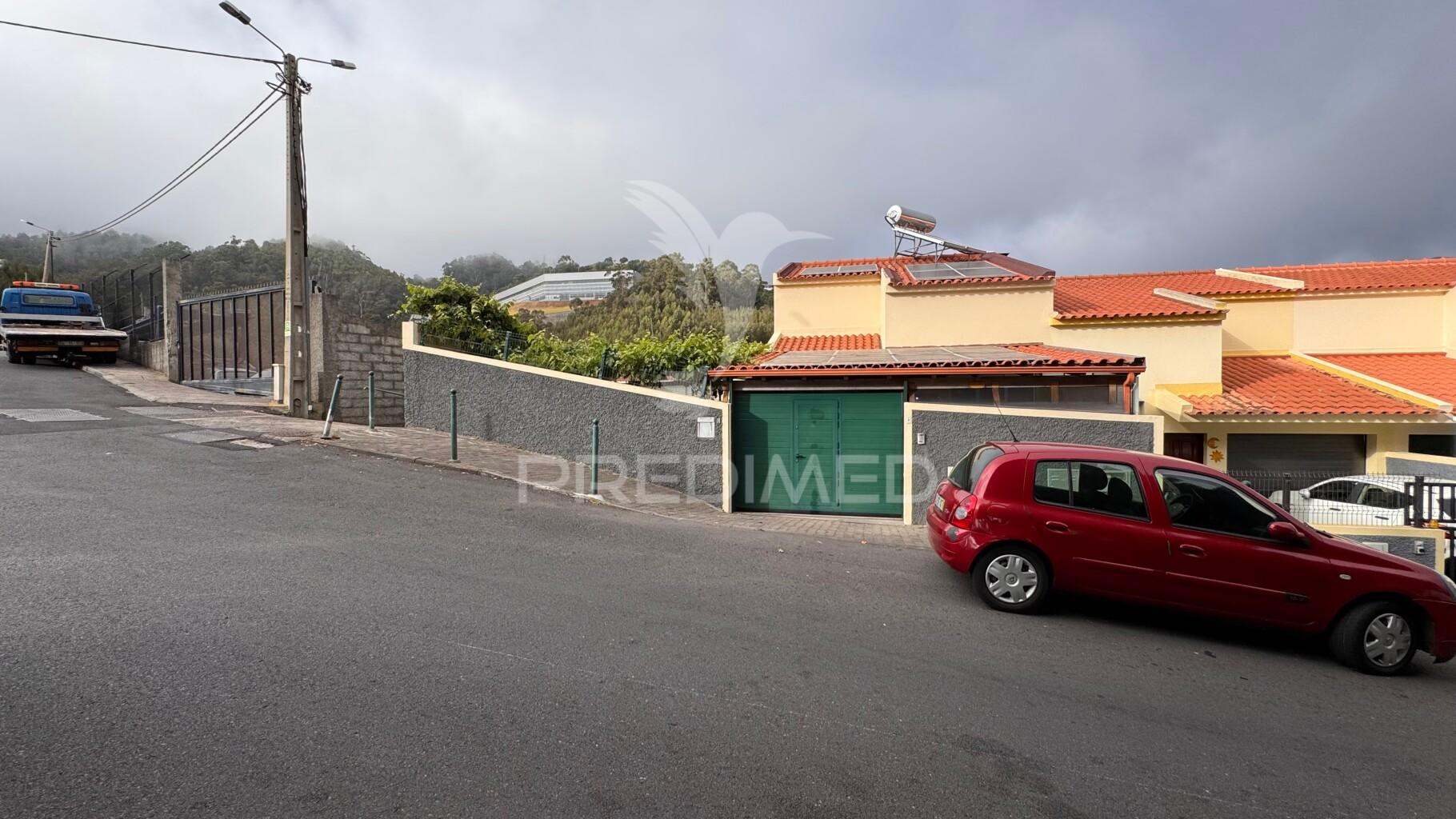 Moradia em banda t3, caniço - santa cruz - ilha da madeira