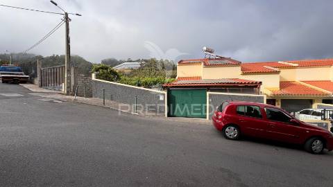Moradia em banda t3, caniço - santa cruz - ilha da madeira