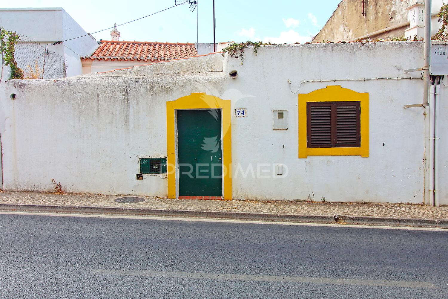 Pequena moradia em paderne