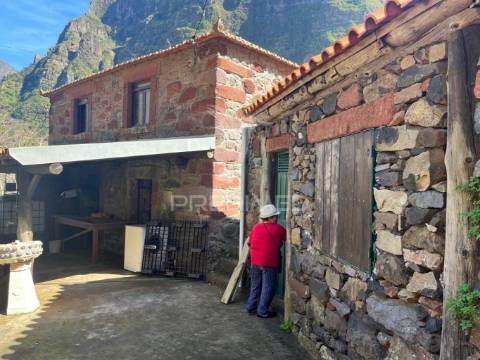 Moradia térrea toda a pedra, para recuperar t2  com 700m2 de terreno na serra de agua- ribeira brava