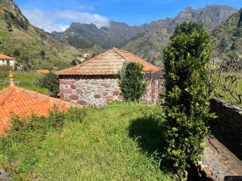 Moradia térrea toda a pedra, para recuperar t2  com 700m2 de terreno na serra de agua- ribeira brava
