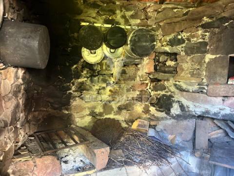 Moradia térrea toda a pedra, para recuperar t2  com 700m2 de terreno na serra de agua- ribeira brava