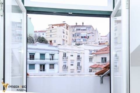 T2 renovado com varanda e vista rio, são vicente, lisboa