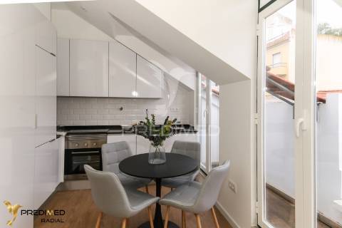 T2 renovado com varanda e vista rio, são vicente, lisboa