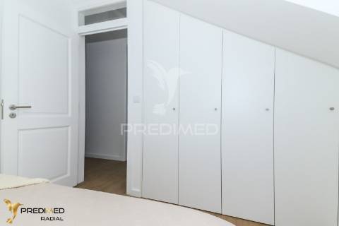 T2 renovado com varanda e vista rio, são vicente, lisboa