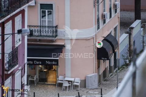 T2 renovado com varanda e vista rio, são vicente, lisboa