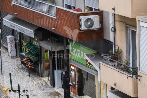 T2 renovado com varanda e vista rio, são vicente, lisboa