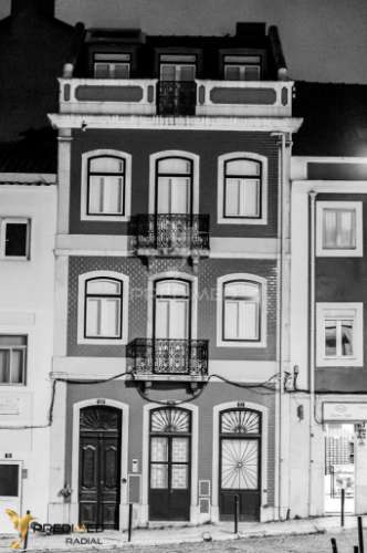 T2 renovado com varanda e vista rio, são vicente, lisboa