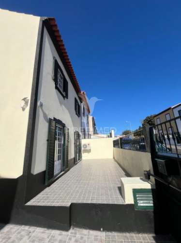 Moradia pronta a entrar com garagem e pátio