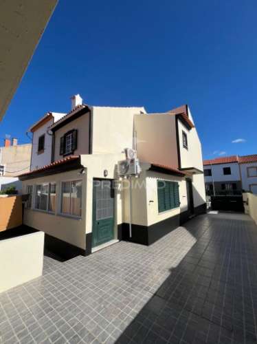 Moradia pronta a entrar com garagem e pátio