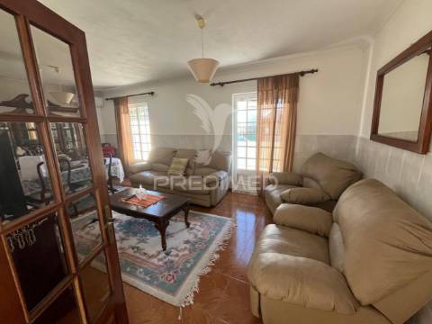 Moradia pronta a entrar com garagem e pátio