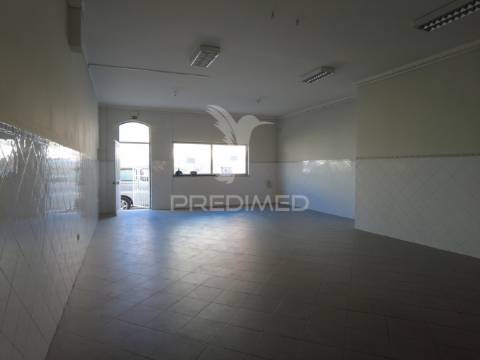 Espaço comercial estratégico em olhão