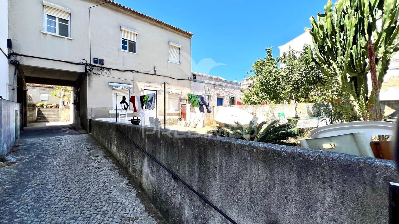 Conjunto de imóveis com potencial de rentabilidade em vila romeira