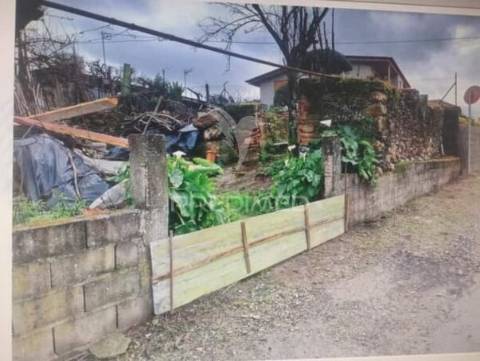 Terreno de 584 m 2 com ruina de 80 m2