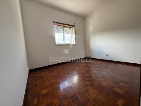 Apartamento t3 renovado com garagem – amiais de cima, santarém
