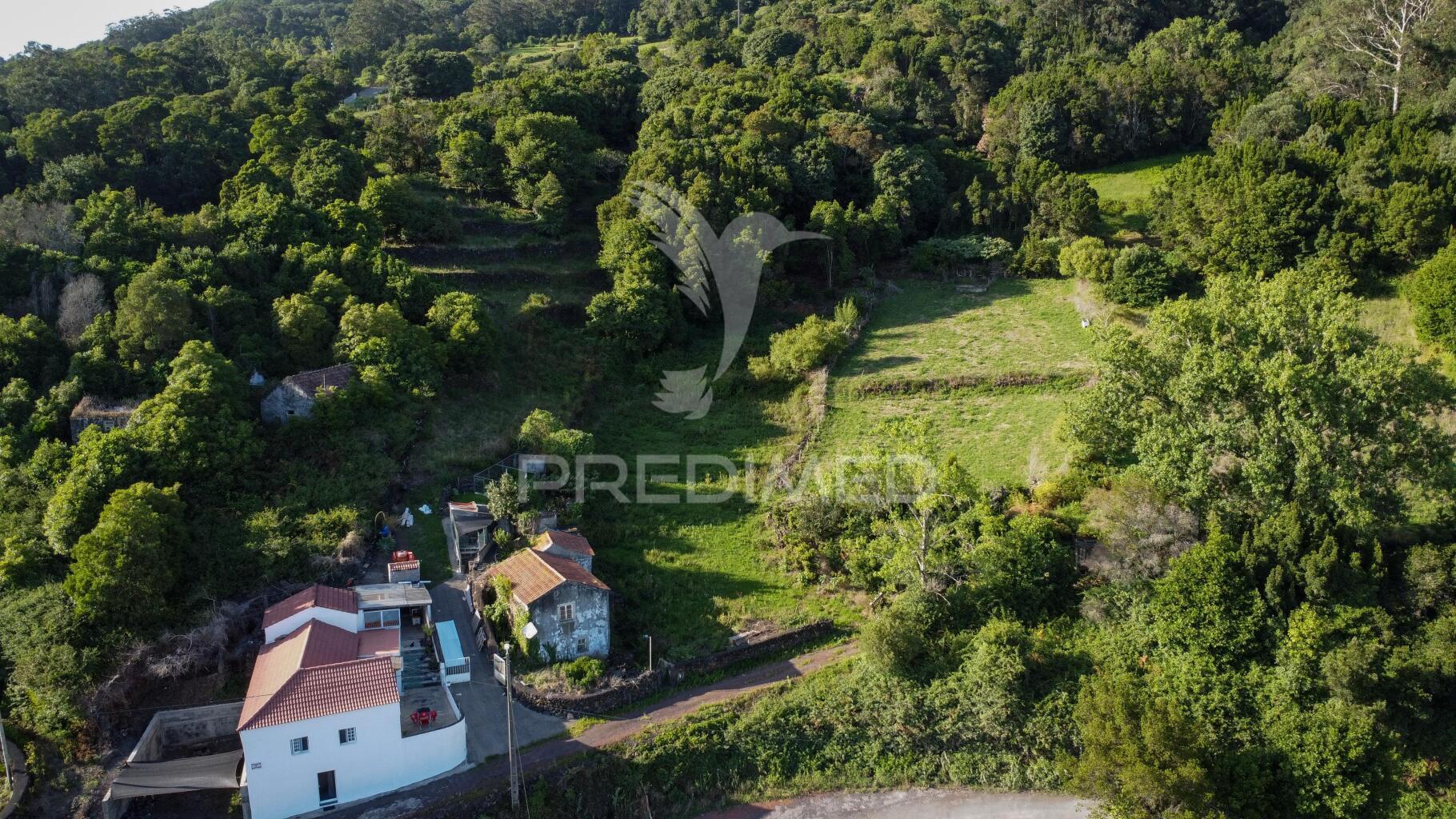 Propriedade para recuperar com quintal – freguesia da urzelina