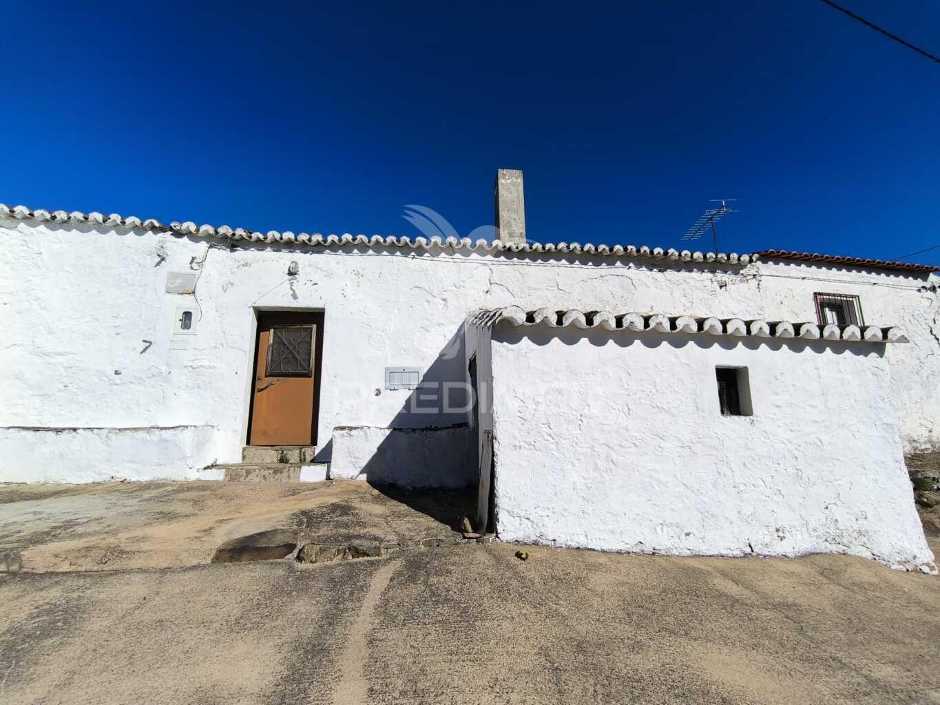 Casa tipicamente alentejana (para restaurar) com 2 quartos