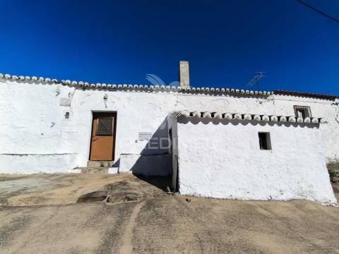 Casa tipicamente alentejana (para restaurar) com 2 quartos