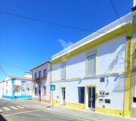 Moradia com 2 espaços comerciais em redondo