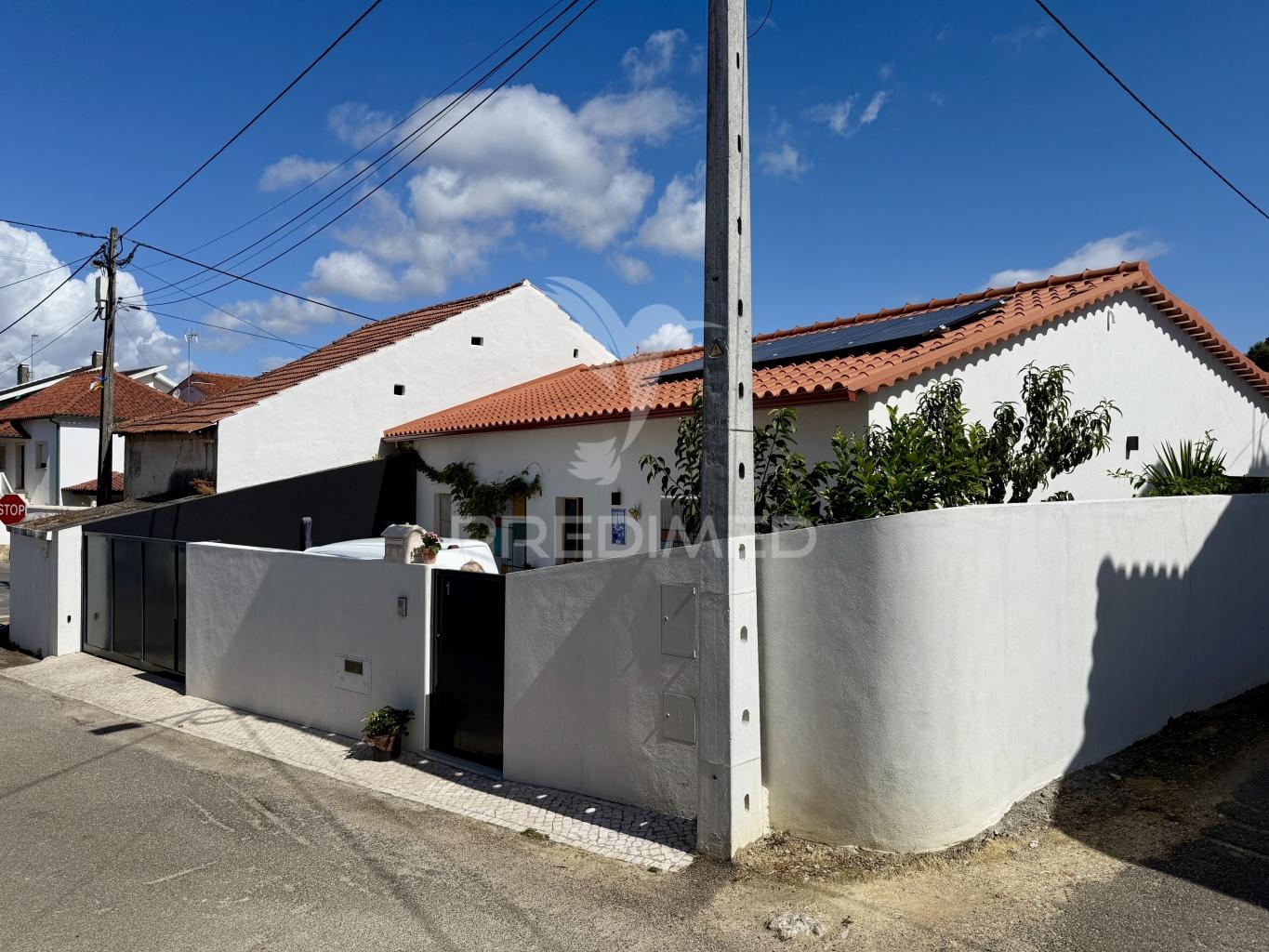 Moradia v3 totalmente reconstruida e piscina