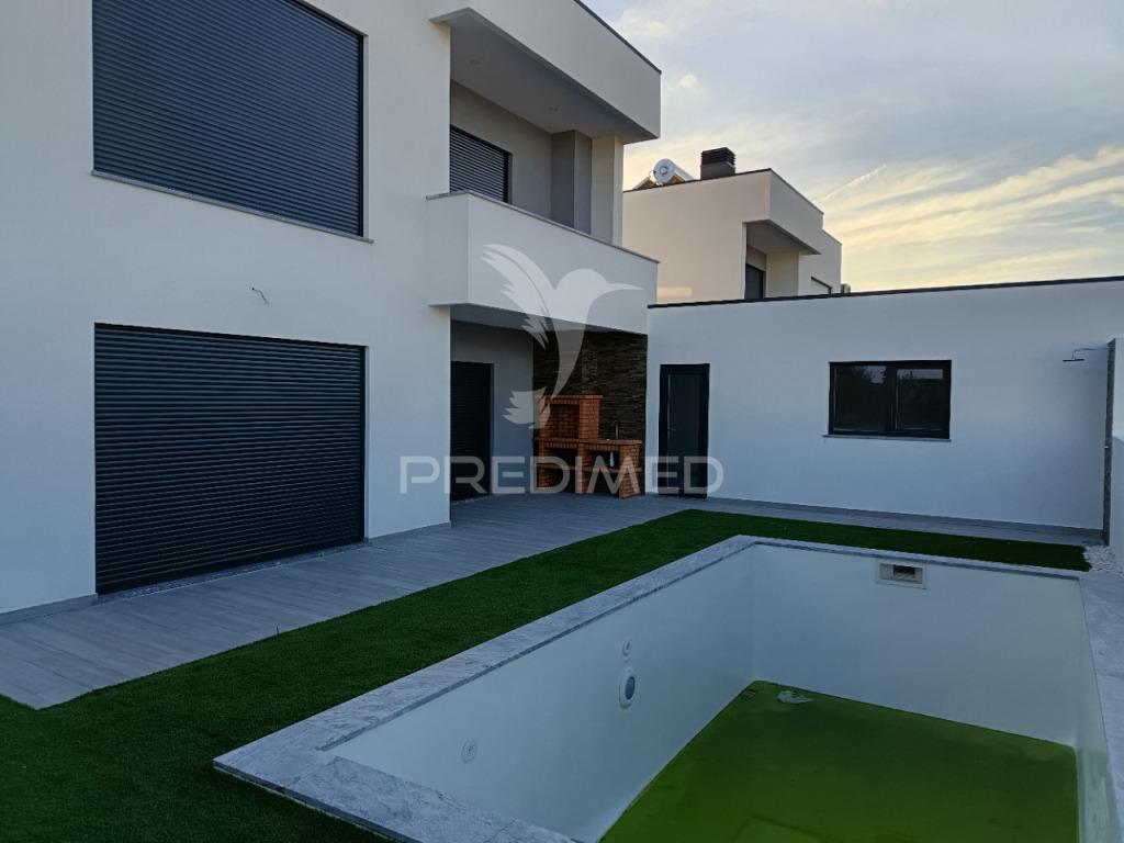 Moradia isolada t3, c/piscina e garagem, em azeitão