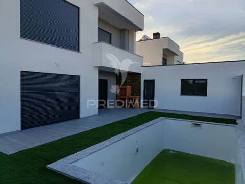 Moradia isolada t3, c/piscina e garagem, em azeitão
