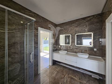 Moradia isolada t5, c/piscina e garagem, brejoeira - azeitão