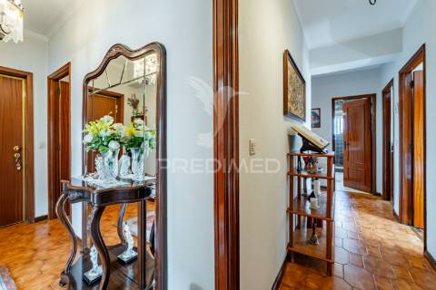 Apartamento t3 – candal (junto à estação de metro “rotunda”) – vn gaia