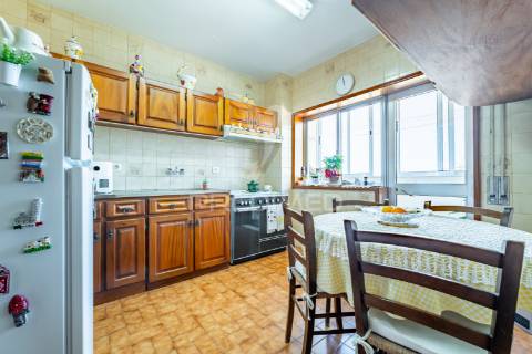 Apartamento t3 – candal (junto à estação de metro “rotunda”) – vn gaia