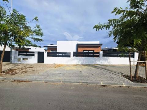 Moradia isolada t3 c/piscina e garagem, em azeitão