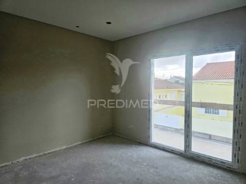 Moradia geminada t3 c/pérgula, p.general - fernão ferro