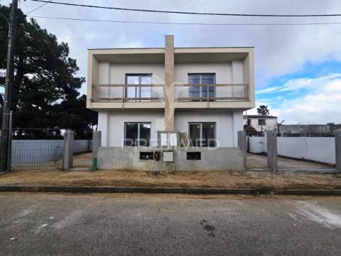 Moradia geminada t3 c/pérgula, p.general - fernão ferro