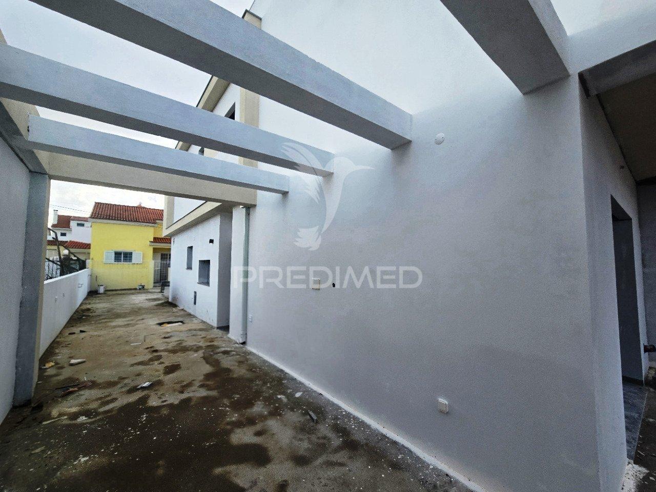 Moradia geminada t3 c/pérgula, p.general - fernão ferro
