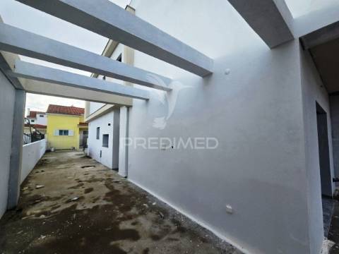 Moradia geminada t3 c/pérgula, p.general - fernão ferro