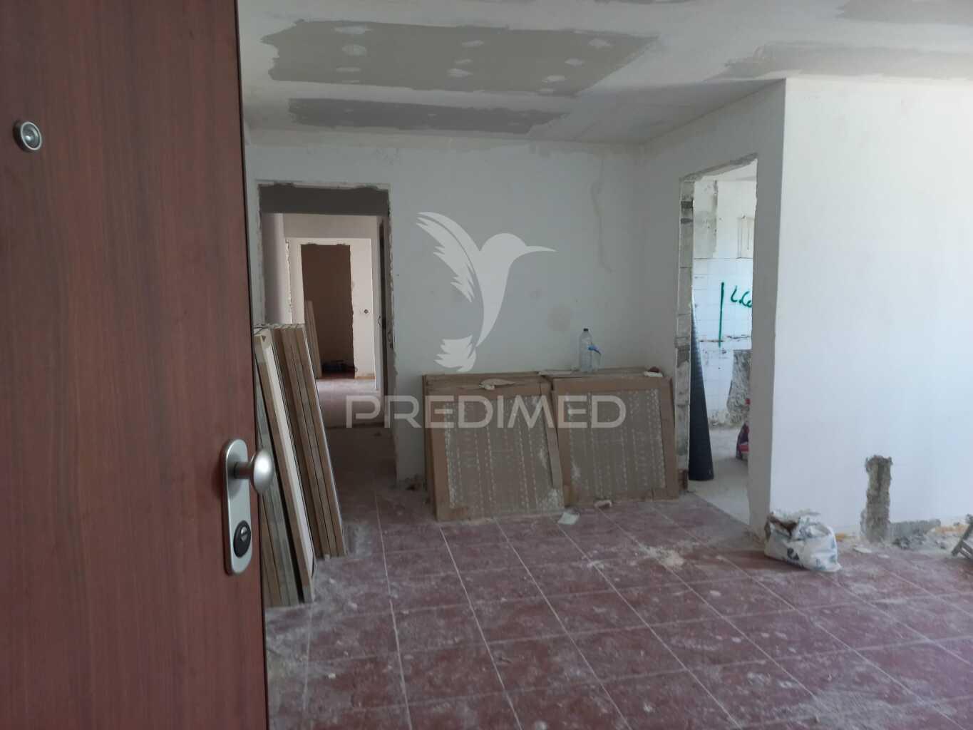 Apartamento t3 em remodelação – santo antónio da charneca, barreiro