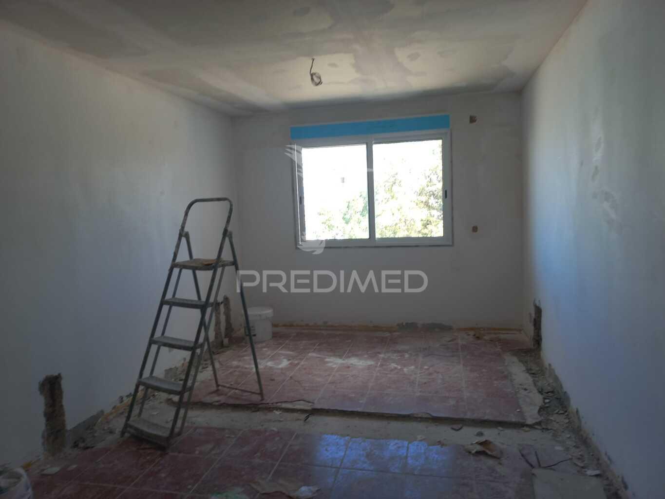 Apartamento t3 em remodelação – santo antónio da charneca, barreiro