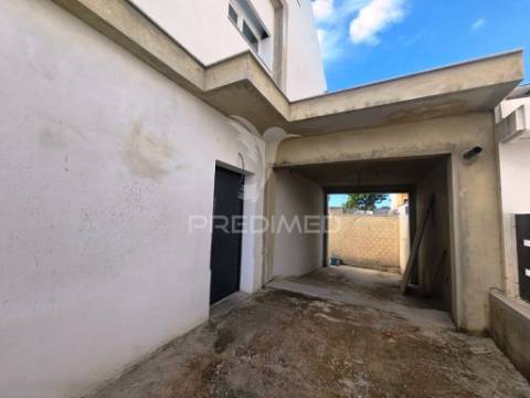 Moradia geminada t3, c/pérgula, na quinta do conde