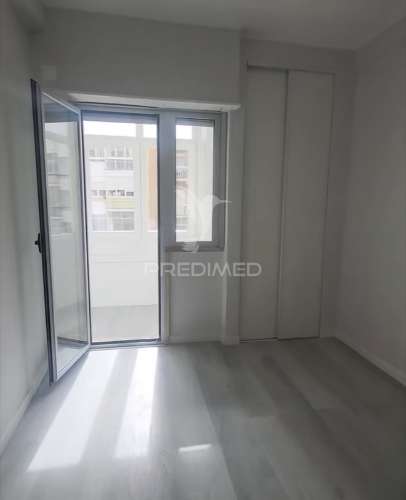 Apartamento t2 em oeiras – com varanda, arrecadação e excelente localização!