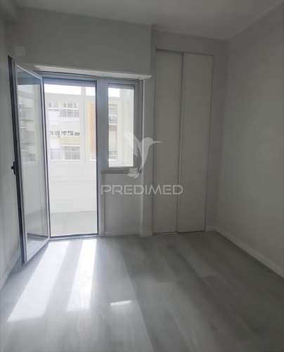 Apartamento t2 em oeiras – com varanda, arrecadação e excelente localização!