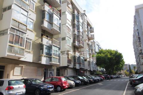 Apartamento t2 em oeiras - renovado