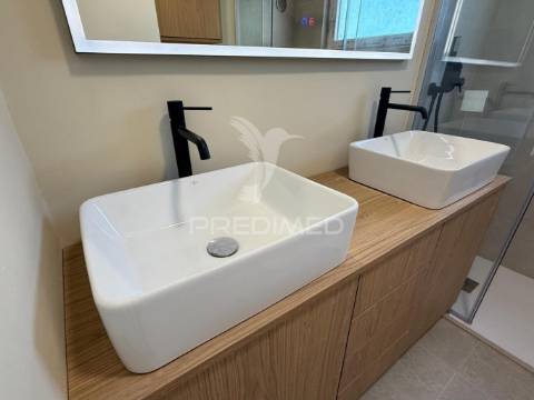 Excelente t2 renovado com varanda em queluz