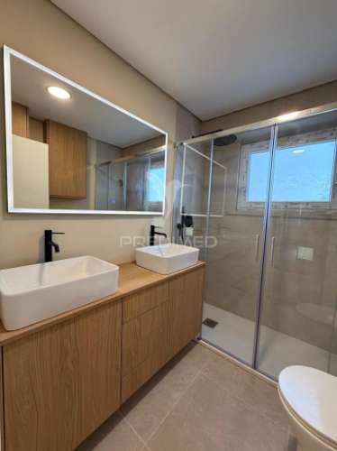 Excelente t2 renovado com varanda em queluz
