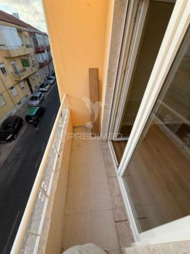 Excelente t2 renovado com varanda em queluz